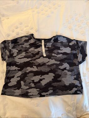 lululemon athletica Black and Gray Camo Short Sleeve Tee